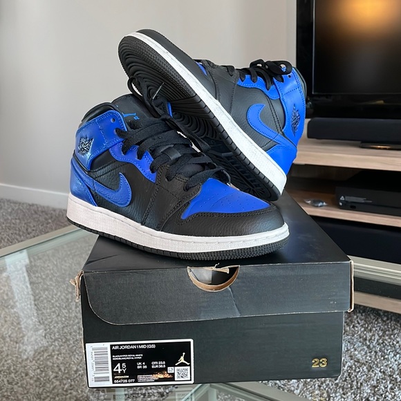 Air Jordan 1 Mid Hyper Royal - Picture 1 of 9